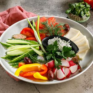 Овощное ассорти с домашним сыром