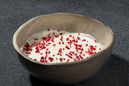 Мусс из сгущенки с брусникой и кедровым орехом