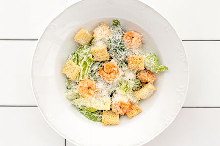 Салат Цезарь с креветками