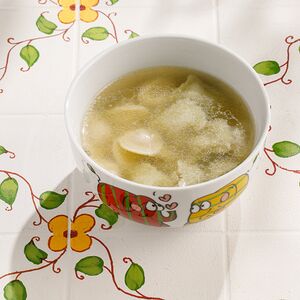 Куриный бульон с цветными равиоли из курицы