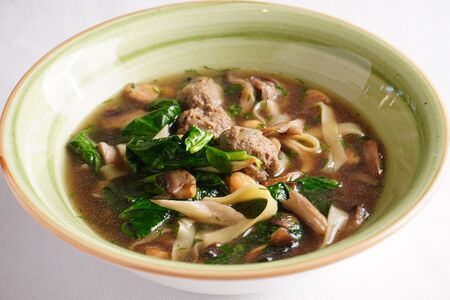 Суп с фрикадельками, лапшой, шпинатом и горохом нут