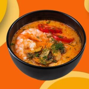 Тайский острый суп Том Ям с креветкой