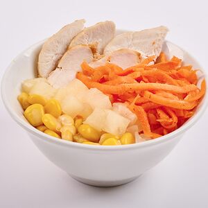 Салат с курицей и ананасами