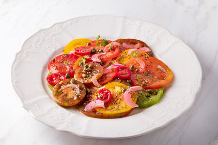 Карпаччо из цветных томатов с щавелем и каперсами