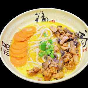 Лапша с жареной курицей в золотистом бульоне