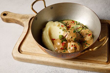 Митболы из говядины с картофельным пюре