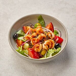 Салат средиземноморский с креветками, киноа, томатами, трюфельным соусом