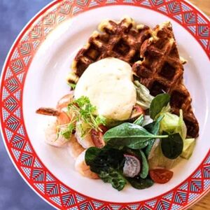 Картофельные вафли с тигровыми креветками, яйцом пашот