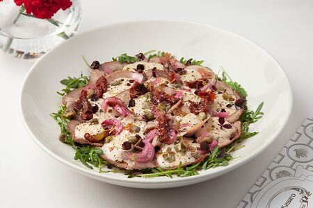 Салат с говядиной и соусом из шпрот