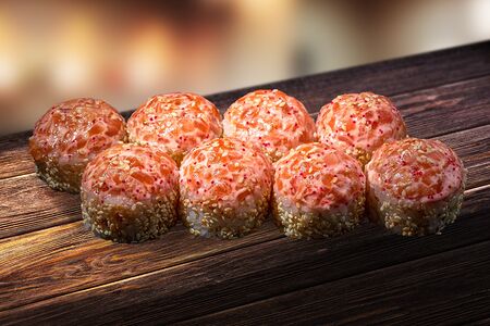 Ролл с острым лососем и крабом