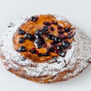 Слойка с черной смородиной