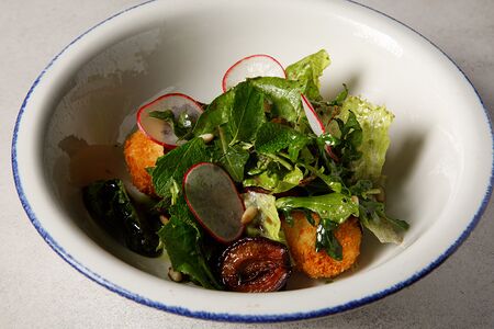 Жареная моцарелла с копченой сливой