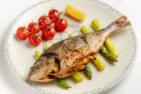 Дорадо на гриле с пряной спаржей