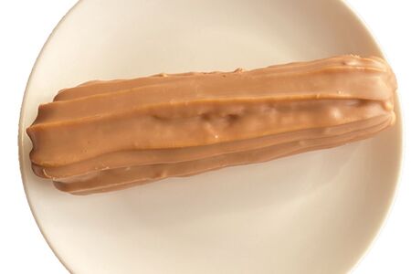 Эклер шоколадно-сливочный