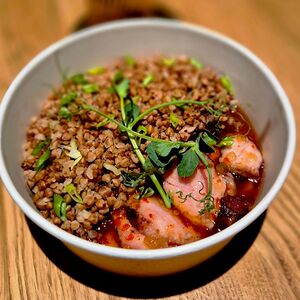 Свинина су-вид в соусе с гречкой 