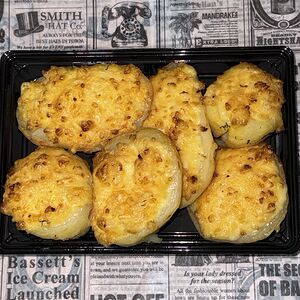 Картошка, запеченная с чесноком и сыром