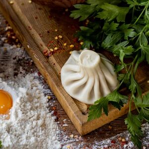 Хинкали с говядиной и зеленью