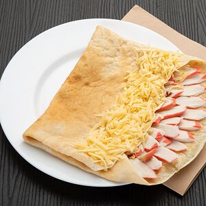 Блин с крабовыми палочками и сыром