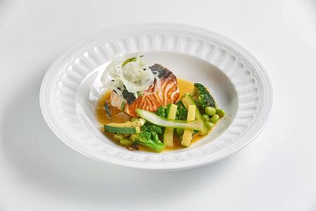 Лосось с зелеными овощами и фенхелем