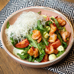 Салат с тигровыми креветками и соусом майо