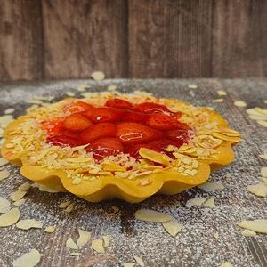 Кростата с творогом и клубникой