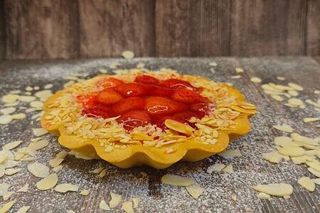 Кростата с творогом и клубникой