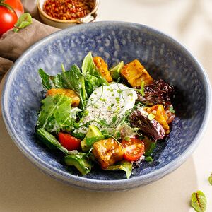 Тёплый салат с хрустящими баклажанами и бурратой