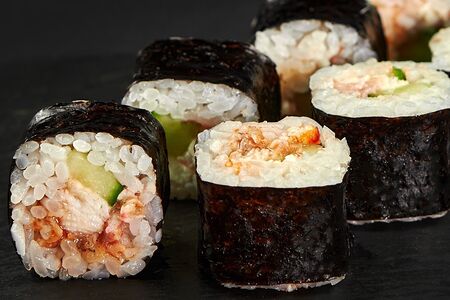 Маки с угрем