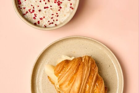 Кoмбо-завтрак с овсяной кашей и круассаном с гаудой