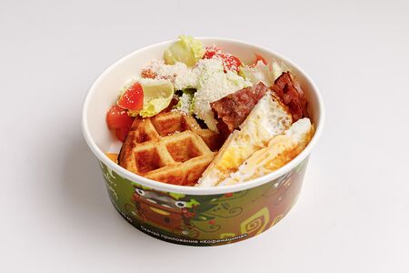 Картофельная вафля с яйцом и беконом