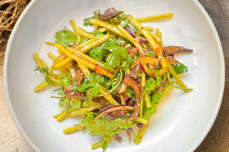 Азиатский салат с говядиной и огурцом