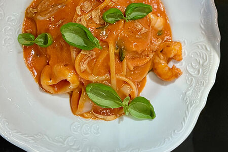 Лингвини с креветками и кальмаром в томатном соусе