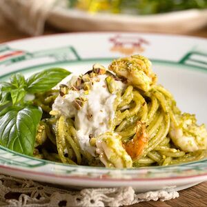 Спагетти с песто, креветками и страчателлой