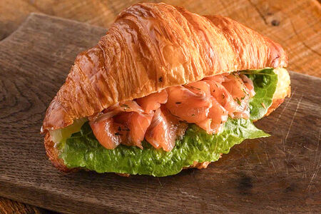 Круассан с лососем и сливочным сыром