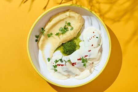 Куриная грудка под сливочным соусом с пюре