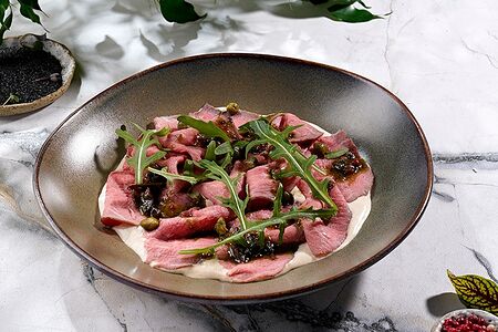 Вителло с эспумой из тонато  