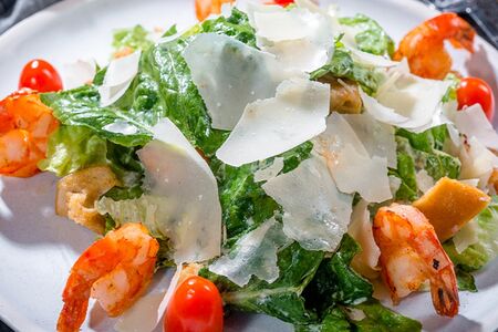 Салат Цезарь с креветками