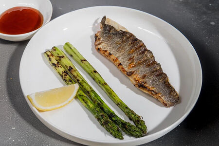 Сибас, спаржа и терияки