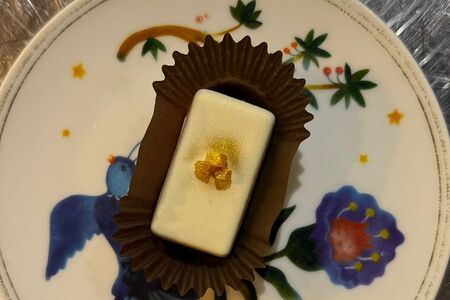 Конфета из белого шоколада с апельсиновым ганашем