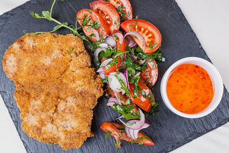 Шницель из свинины с помидорами и красным луком 