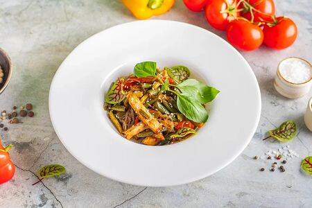 Филе грудки индейки со стеклянной лапшой и кунжутным соусом