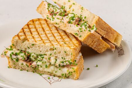 Сэндвич с индейкой, тянущимся сыром моцарелла, вялеными томатами и домашней заправкой цезарь