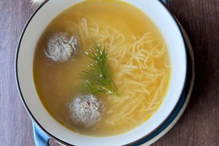 Куриный бульон с фрикадельками и яичной лапшой