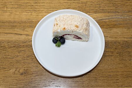 Меренговый рулет с заварным английским кремом и цедрой лимона