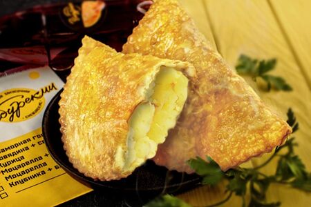 Чебурек с картофельным пюре