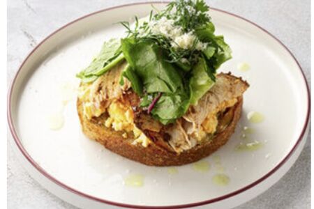 Скрэмбл на тартине с пастрами из индейки