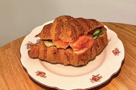 Круассан с лососем
