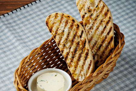 Чиабатта с зеленым маслом