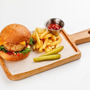 Бургер с котлетой из курицы