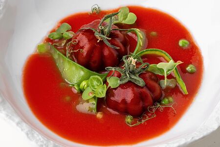 Гаспачо с камчатским крабом и стручковым горошком 